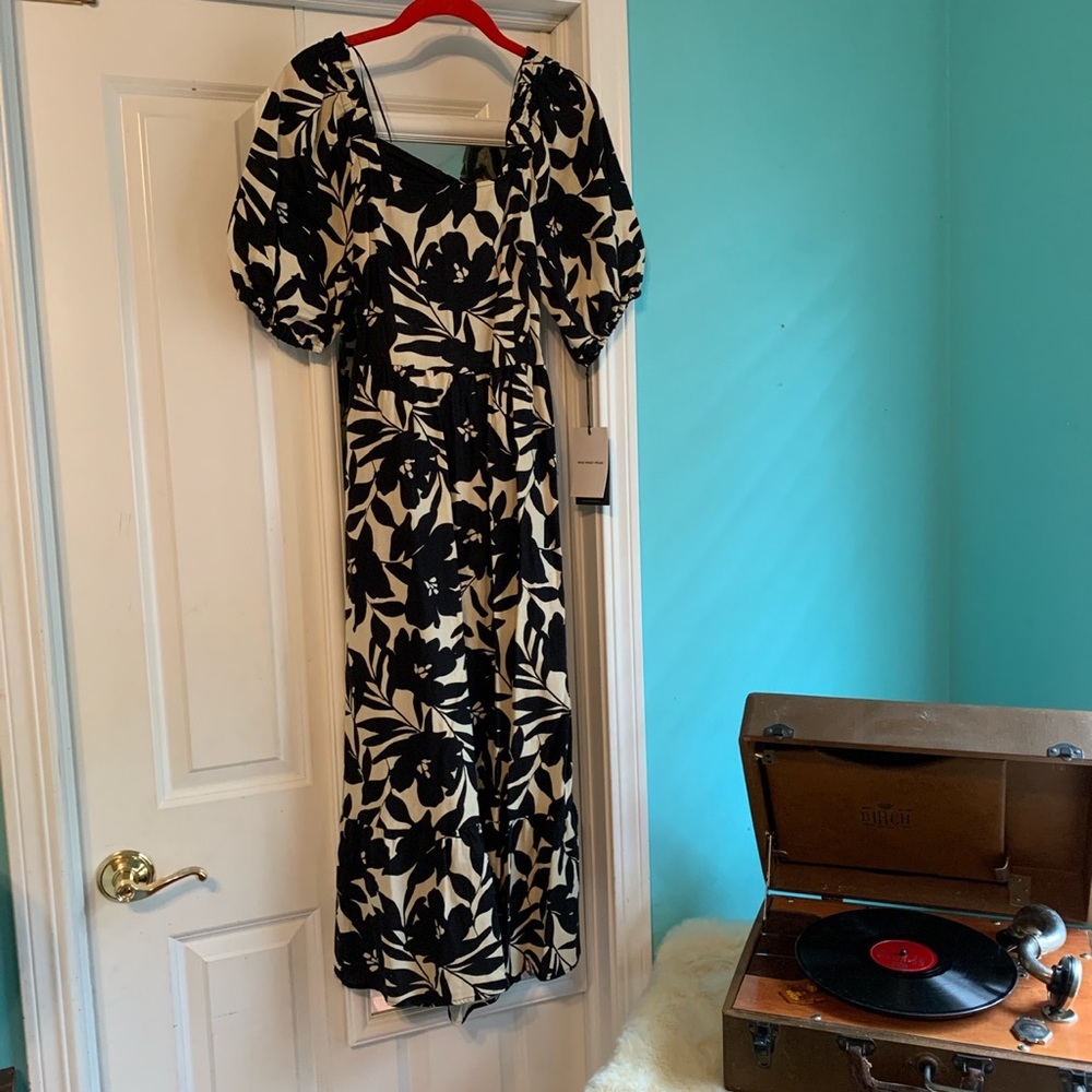 Beautiful dress from Who what wear from the Target line. Size X small